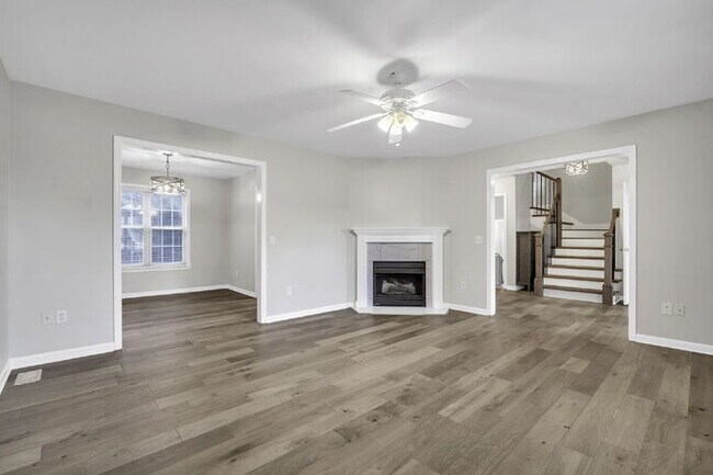 Building Photo - Charming 3BR/3BA Home with Lawn Care Included - Prime Simpsonville Location!
