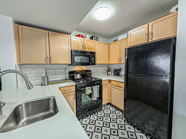 Foto del edificio - Bright and Sophisticated Studio Minutes Away from The Warf With Storage, Parking & Utilities Incl...