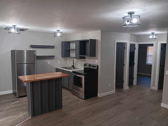 Building Photo - Nice 2 Bedroom Apartment overlooking Treeline lake