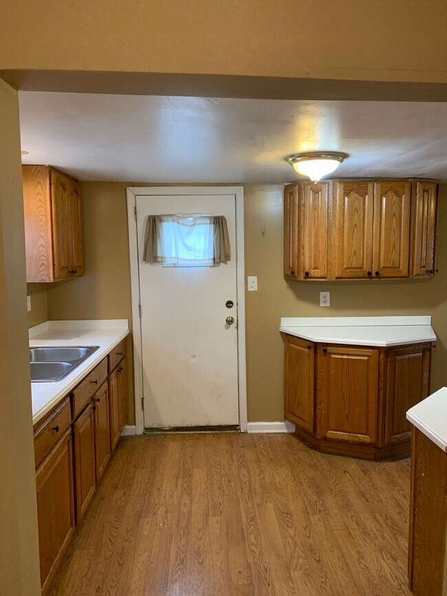 Building Photo - 2 Bedroom 1 Bath $1000