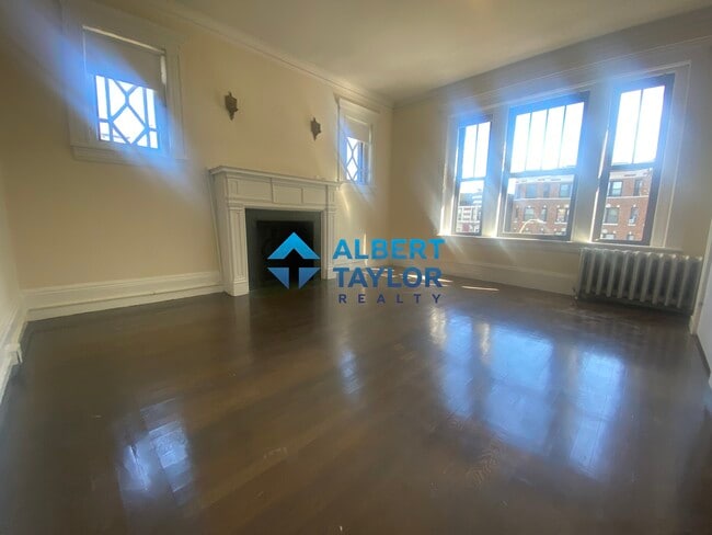 Building Photo - 458 Park Dr