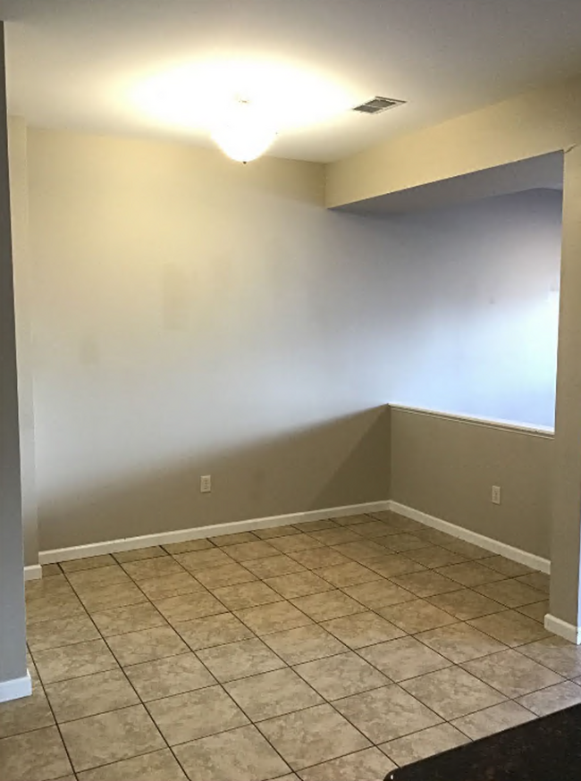 Building Photo - Spacious 3-Bedroom Townhome with Garage - ...