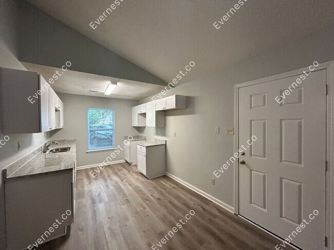 Foto del edificio - 3887 Black Forest Dr