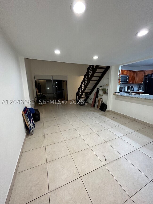 Building Photo - 9421 Fontainebleau Blvd