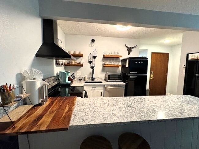 Building Photo - Long Term Rental- Dillon Valley East Z102