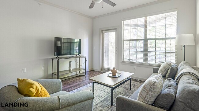 Foto del edificio - 10800 Lakeline Blvd