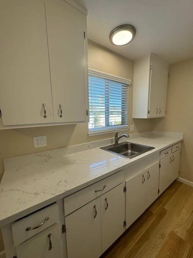 Building Photo - Bright and Spacious, 1 bedroom 1 bath upst...