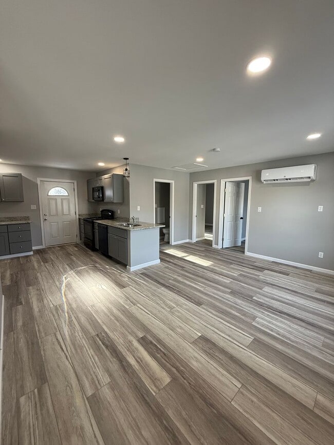 Building Photo - 1136 S Main St