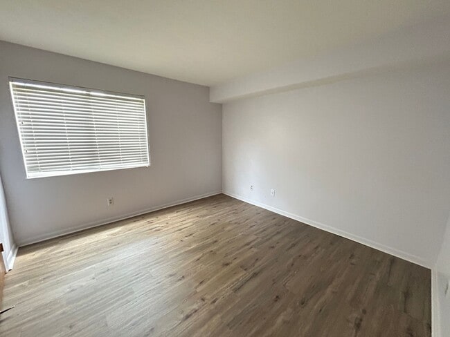 Building Photo - Hollow Run Home **MOVE IN SPECIAL 1 MONTH ...