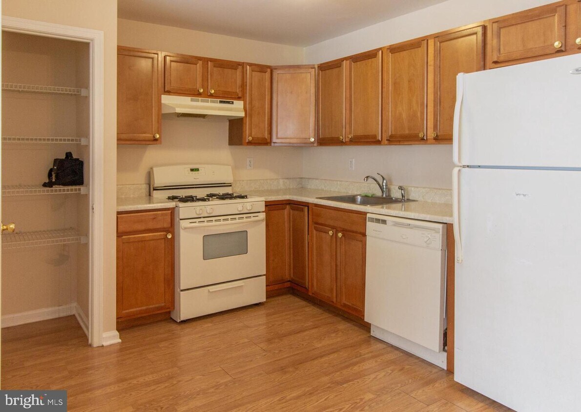 Foto principal - 9228-38 Blue Grass Rd