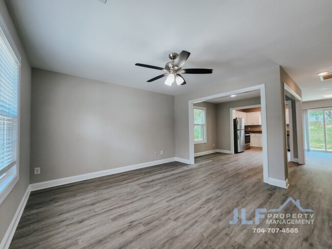 Building Photo - 3 Bed/2.5 Bath Townhome in Kannapolis!