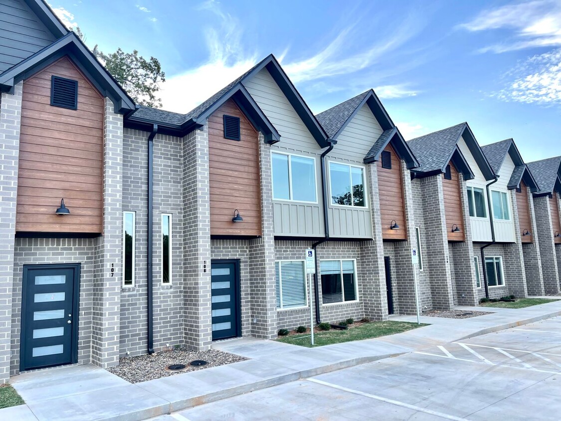 Foto principal - Parkway Townhomes