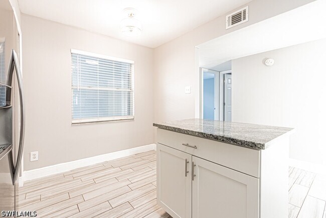 Foto del edificio - 1392 Churchill Cir