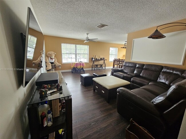 Building Photo - 161 SE Village Dr