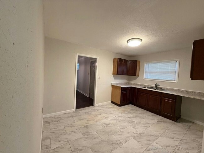 Building Photo - 307 4th St