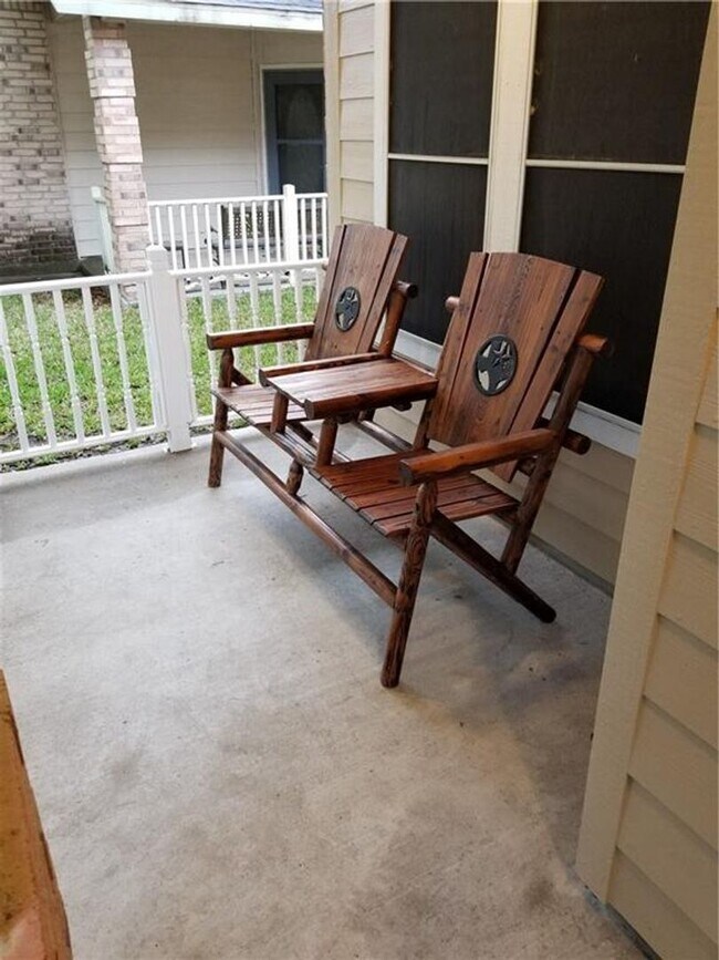 Building Photo - Southside-$1000 off first months rent-Char...