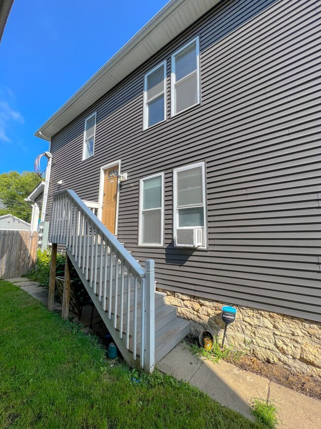 Building Photo - Modernized 2nd Floor Apartment in Franklinton – Your Urban Oasis Awaits!