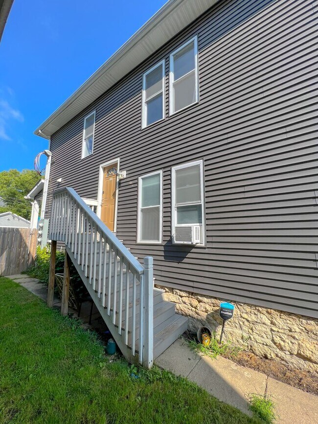 Foto del edificio - Modernized 2nd Floor Apartment in Franklinton – Your Urban Oasis Awaits!