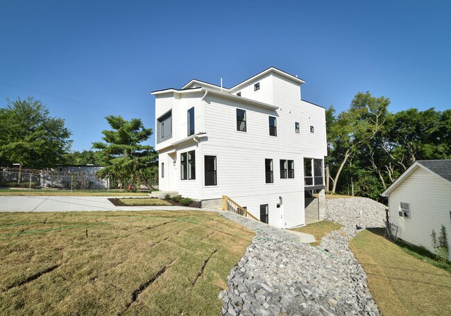 Side profile showing private stairs and entrance - 518 Waycross Dr