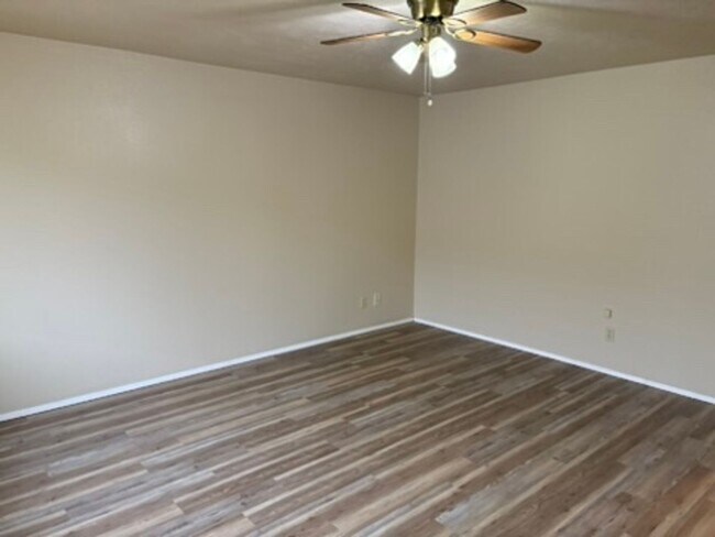 Foto del edificio - MP149 - 1014-1016 E Crown Ave