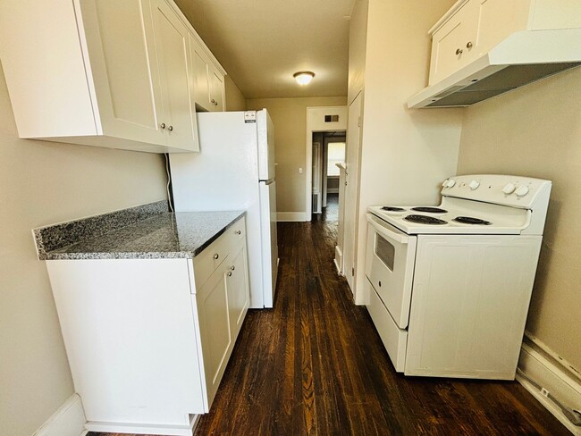 Building Photo - Charming Apartment Downtown Columbia