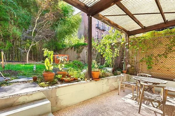 Foto del edificio - Charming 1-Bedroom Gem on Madison St-  Solar powered house full of character, charm and original ...