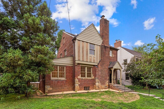 Building Photo - 4524 Verplanck Pl NW