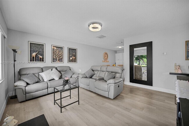 Foto del edificio - 7309 NW 62nd St