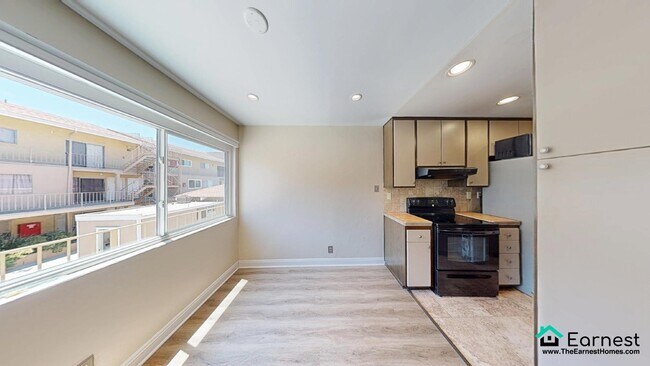 Foto del edificio - 2 + 2 Modern Split-Level Townhouse in Prim...