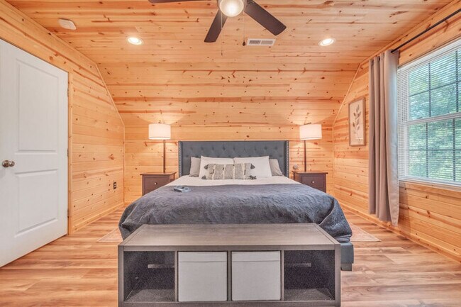 Building Photo - High Point Haven: Luxurious & Fun ~ Hot Tub