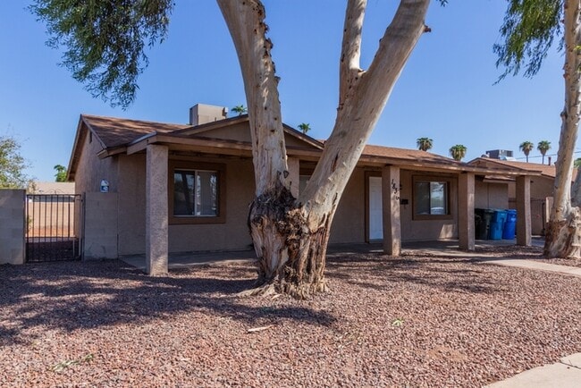 Photo - Spacious 4 Bed / 2 Bath Home in Phoenix – Move-In Ready!