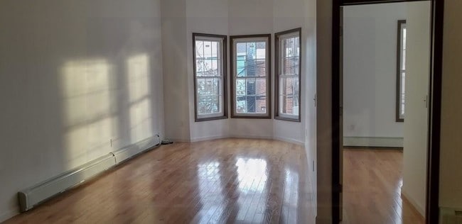 Building Photo - 719 E 219th St