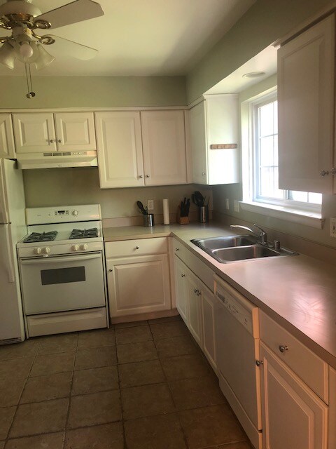Building Photo - 447 N Fox Hills Dr
