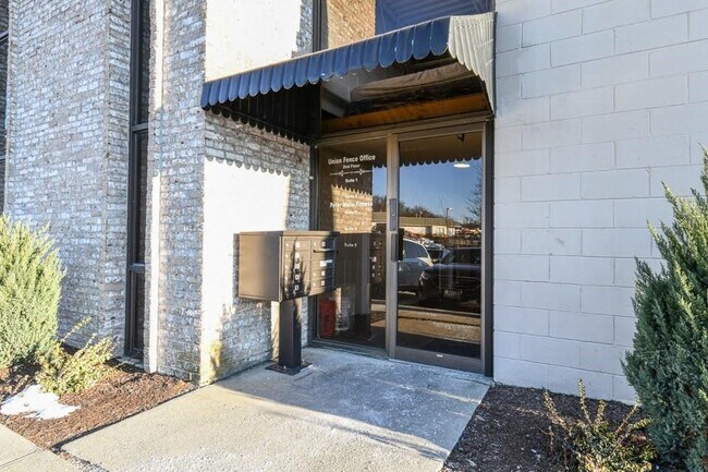 Building Photo - 1340 Hartford Ave