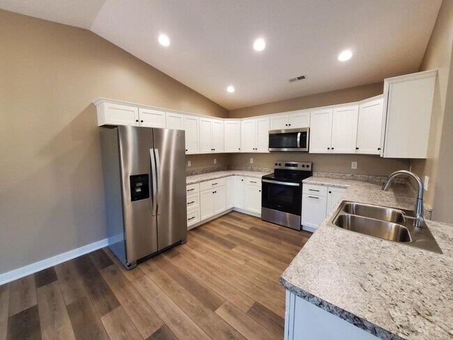 Foto del edificio - BRAND NEW CONSTRUCTION: 2 Bedroom 2 Full Bath Single Story in East Moline