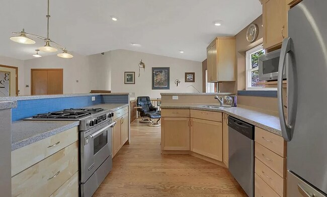Gorgeous modern kitchen - 323 Sutherland Plz