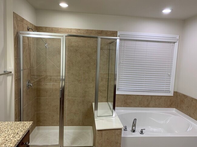 Building Photo - Newly remodeled gated townhome for RENT