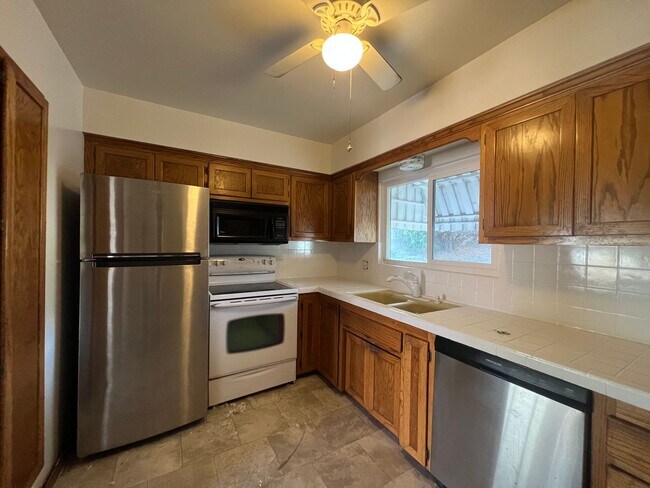 Foto del edificio - Two Bedroom Home with Garage and Yard For ...