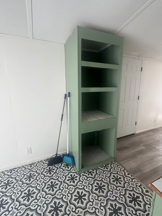 Building Photo - 2 bed, 1 bath Mobile Home - Available Now ...