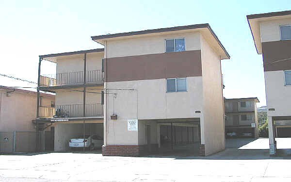 Building Photo - GW Apartments