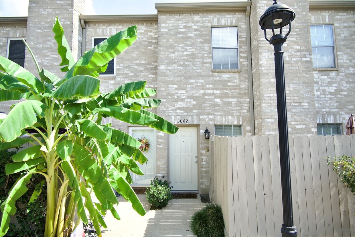 Foto principal - 3042 Holly Hall St