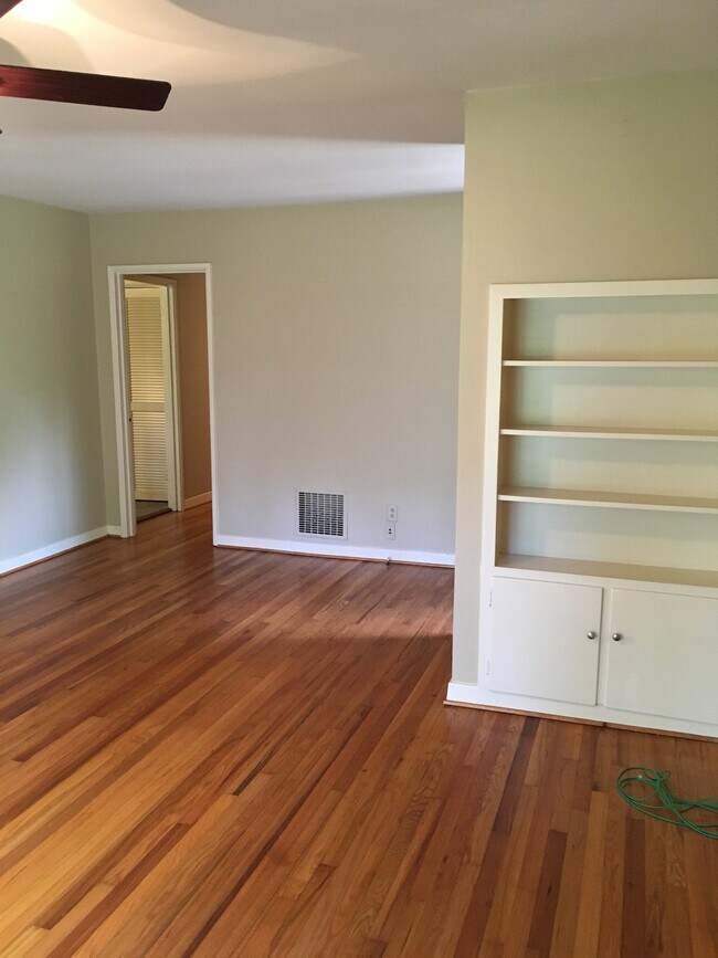 Sala de estar - 1640 Beckham Dr