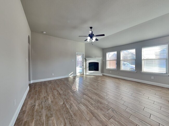 Foto del edificio - 900 McLynn Ct