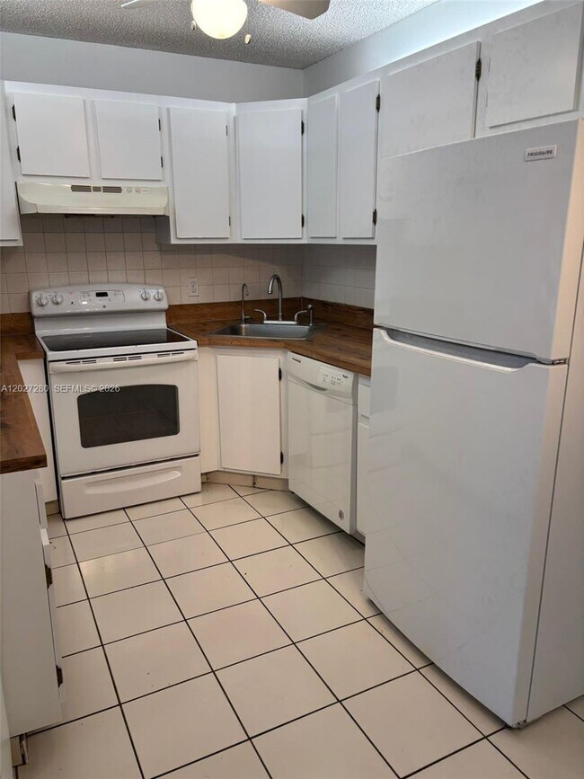 Foto del edificio - 718 Sunny Pine Way