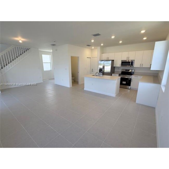 Building Photo - 2539 SE 26th Rd