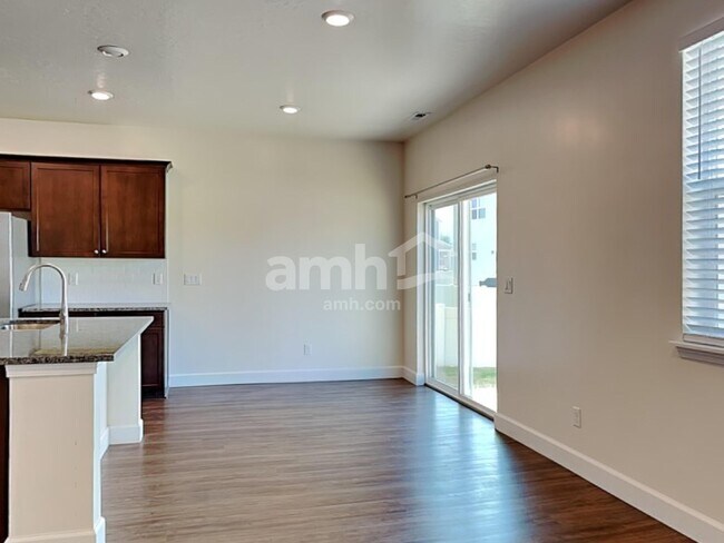 Building Photo - 825 W Grover Ct