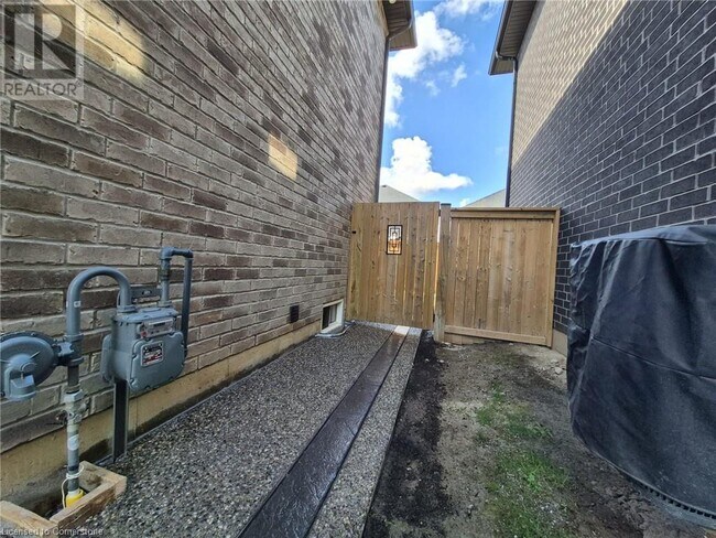 Building Photo - 49 Robertson Rd