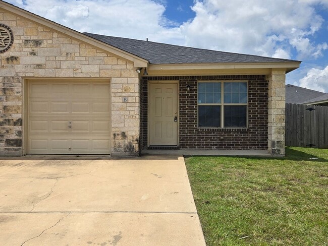 Building Photo - 1306 Loyal Ln