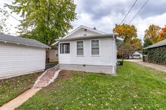 Building Photo - 923 E Loren St