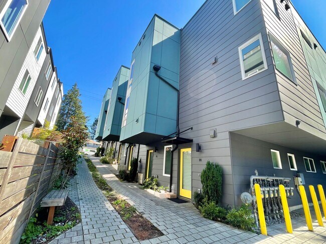 Foto del edificio - 4 Star Green Built 2-Bedroom, 2-Bath + Den Townhome